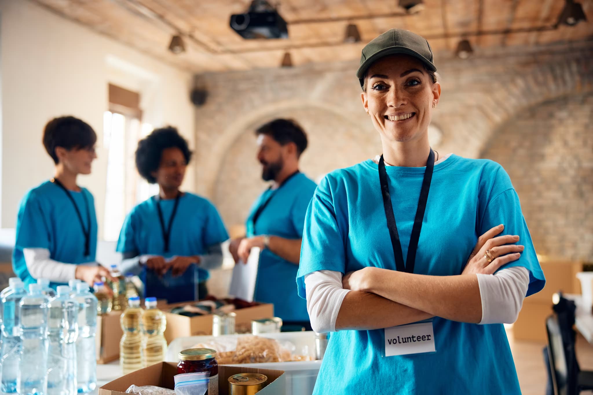 Trabajadora sonriendo con uniforme de evento