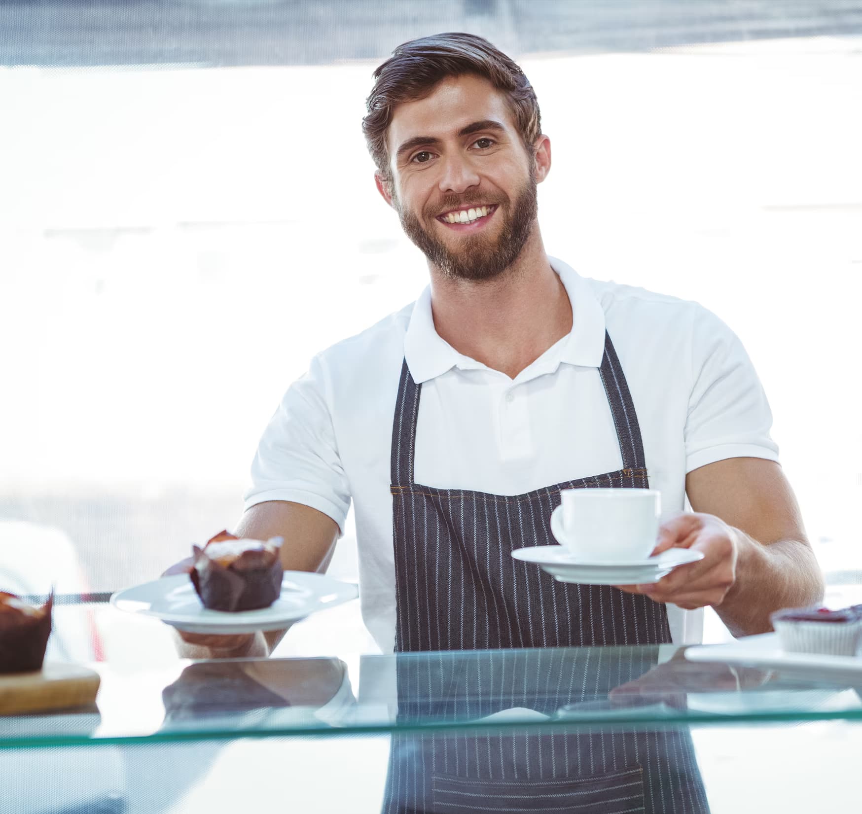 Camarero sonriendo en una cafetería